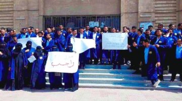 طلاب المعهد العالي للقضاء في العاصمة عدن ينفذون وقفة احتجاجية للمطالبة بالرواتب