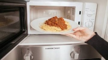 مخاطر تسخين الطعام في أطباق غير مخصصة للميكروويف