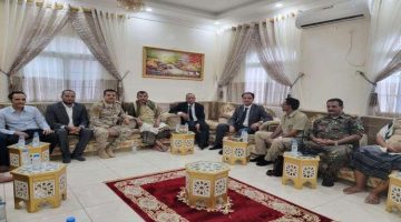 توافد كبار المسؤولين لاستقبال اللواء بارجاش في عدن