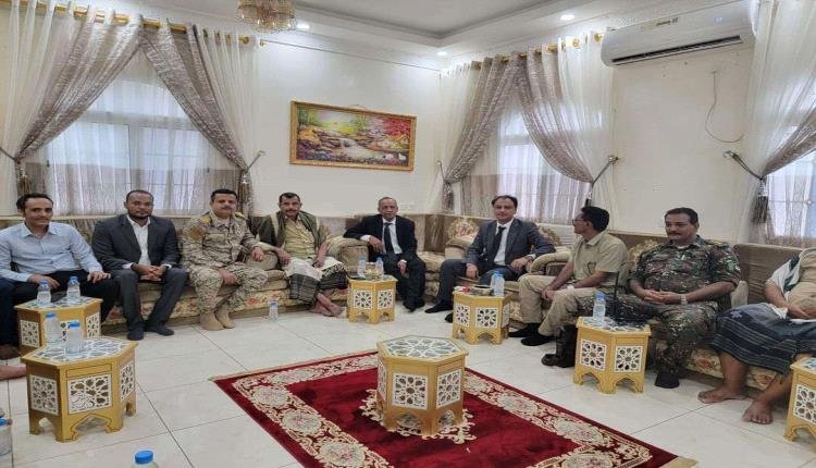 توافد كبار المسؤولين لاستقبال اللواء بارجاش في عدن