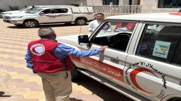 اللجنة الدولية للصليب الأحمر تدعم الهلال اليمني بثلاث سيارات للأنشطة الإنسانية