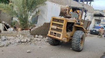 وحدة حماية الأراضي بالعاصمة عدن تزيل بناء عشوائي بمنطقة عمر المختار