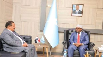 السفير الحنق يبحث مع وزير الخارجية الصومالي سبل تعزيز العلاقات الثنائية