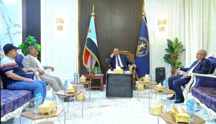 الرئيس الزُبيدي يُثني على جهود منتسبي الأمن والشرطة في حفظ استقرار ساحل حضرموت