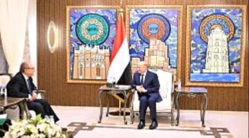 رئيس مجلس القيادة يستقبل سفير جمهورية مصر العربية