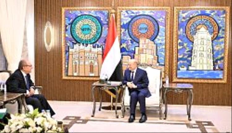 رئيس مجلس القيادة يستقبل سفير جمهورية مصر العربية
