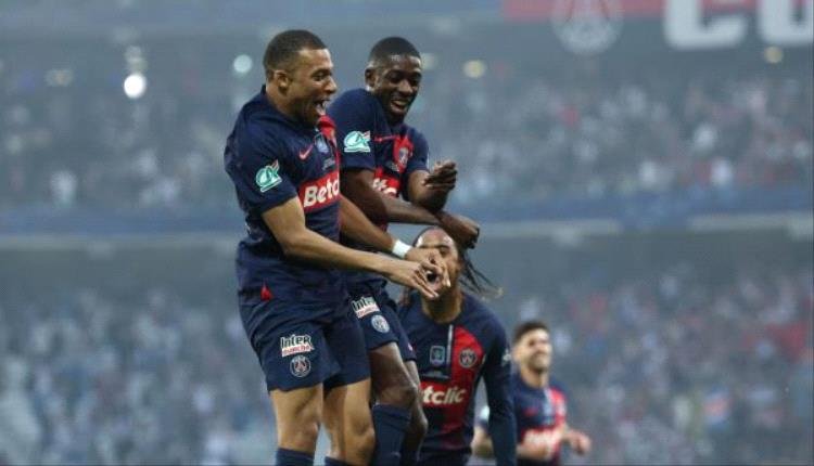 باريس سان جرمان يتوّج باللقب للمرة 15 في تاريخه بفوزه على ليون 2-1