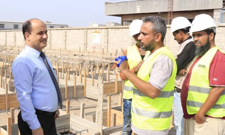 مأمور دارسعد يتفقد سير العمل ونسبة الإنجاز في مشروع بناء ثانوية سمير راوح بالمديرية