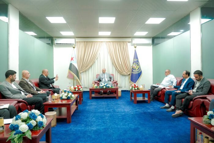 الرئيس عيدروس يلتقي بالعاصمة عدن الوزير باذيب ويطالب بخطط لتطوير قطاع الاتصالات