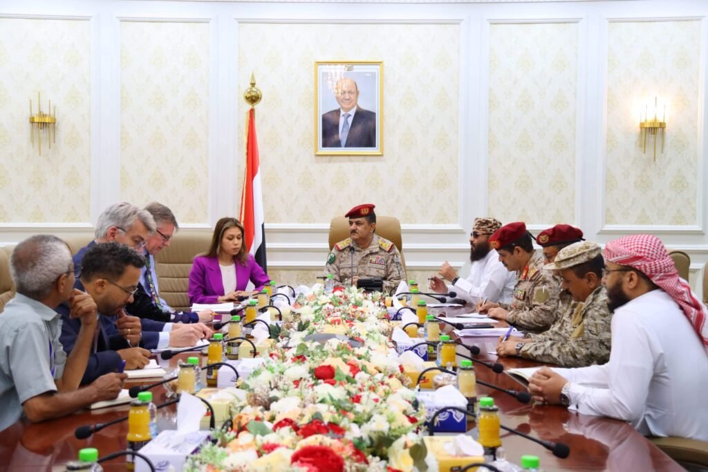 وزير الدفاع يلتقي في العاصمة عدن المستشار العسكري للمبعوث الاممي