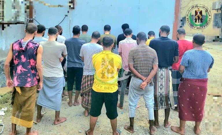 قوات الحزام الأمني تُرحل (19) متهمًا في قضايا ترويج وحيازة المخدرات إلى السجون المركزية بالعاصمة عدن
