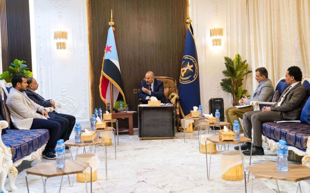 الرئيس عيدروس يطلع على الأعمال المنجزة في مشروع إعادة تأهيل مطار عدن الدولي