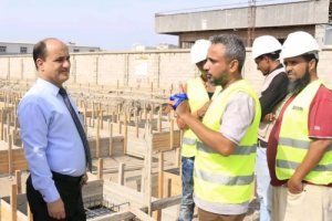 سلطة دارسعد تتفقد سير العمل ونسبة الإنجاز في مشروع بناء ثانوية سمير راوح بالمديرية