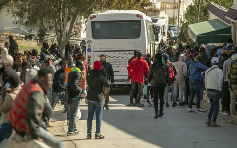 إجلاء قسري لمئات المهاجرين الأفارقة من مخيمات في العاصمة التونسية | أخبار – البوكس نيوز
