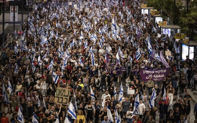 آلاف الإسرائيليين يتظاهرون للمطالبة بصفقة تبادل فورية وإسقاط حكومة نتنياهو | أخبار – البوكس نيوز