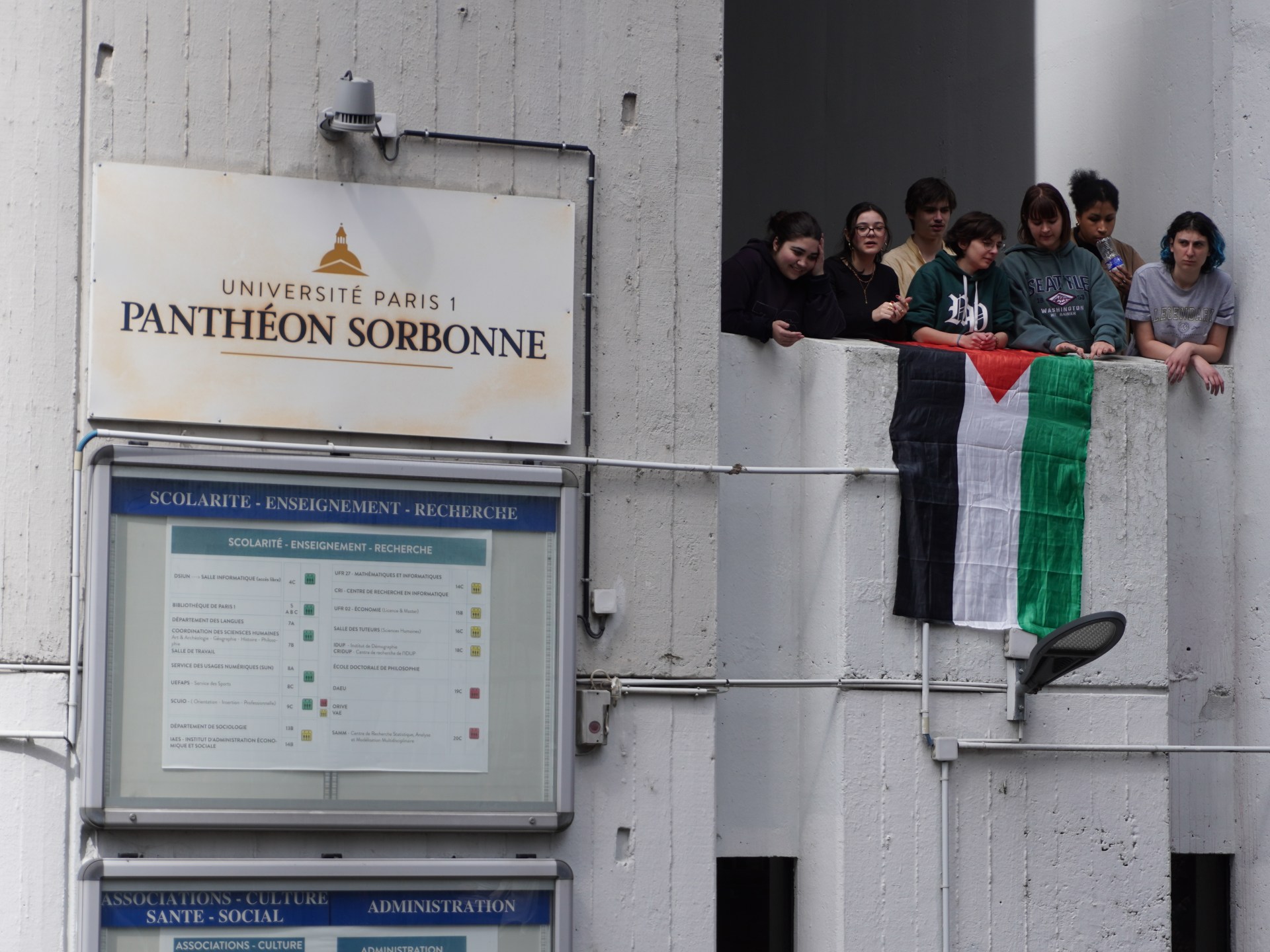 جامعة السوربون تحاصر طلابا مؤيدين لفلسطين | أخبار سياسة – البوكس نيوز