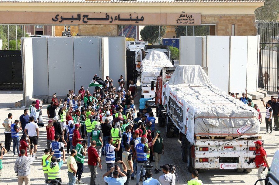 مصر : 200 شاحنة تنطلق من معبر رفح إلى كرم أبو سالم تمهيداً لدخول قطاع غزة