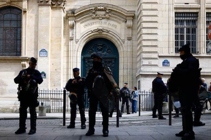 الشرطة الفرنسية تخلي قاعة في جامعة السوربون احتلها محتجون مؤيدون لغزة