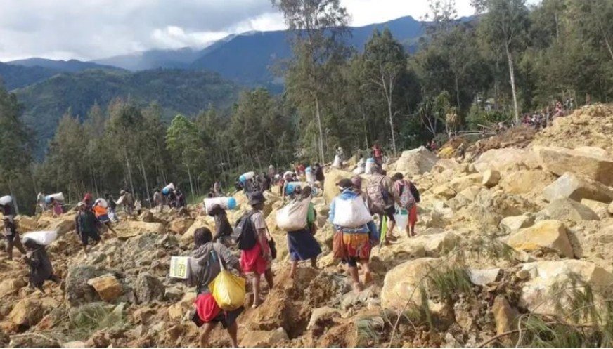 أكثر من ألفَي شخص دفنوا جراء انزلاق التربة في بابوا غينيا الجديدة