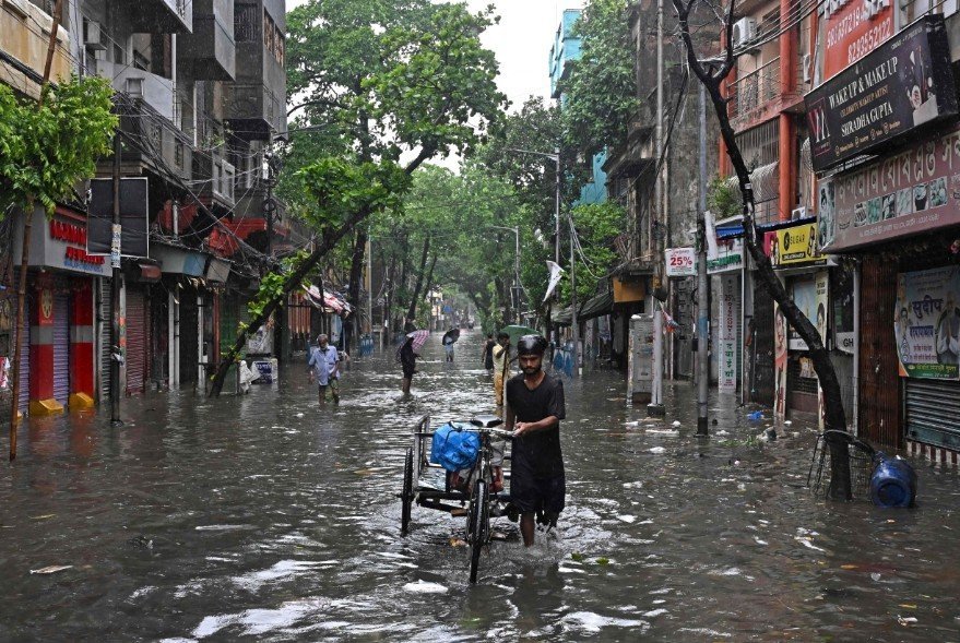 عاصفة استوائية تغمر قرى بالهند وبنغلاديش