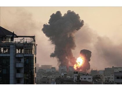80 قتيلًا وعشرات الجرحى في غارات إسرائيلية على مخيم النصيرات ومناطق متفرقة وسط غزة