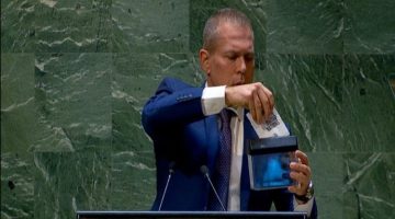 تمزيق سفير إسرائيل ميثاق الأمم المتحدة خلال كلمة غاضبة