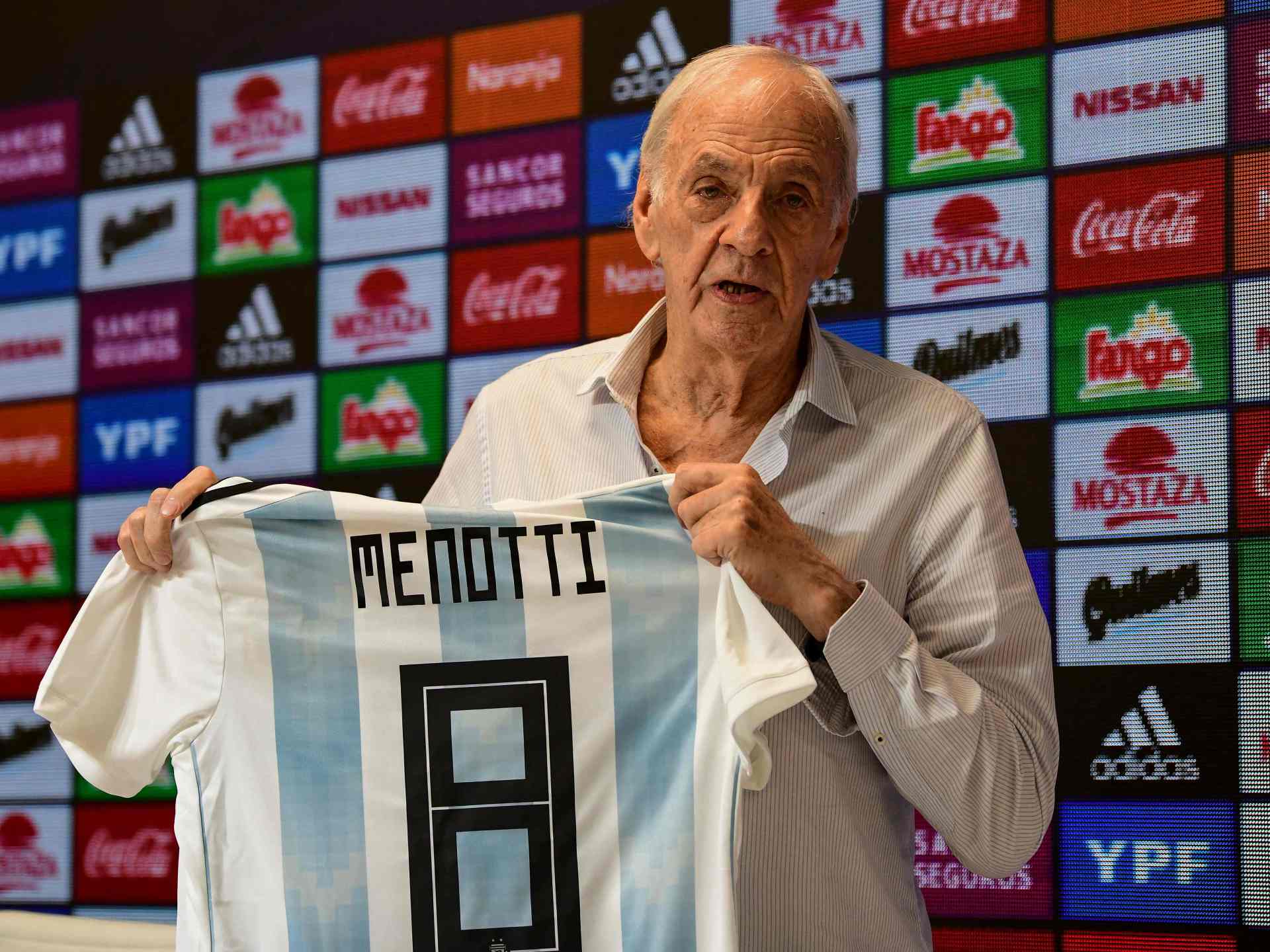 وفاة مينوتي مدرب منتخب الأرجنتين الفائز بمونديال 1978 وميسي يصفه بأحد “العظماء” | رياضة – البوكس نيوز