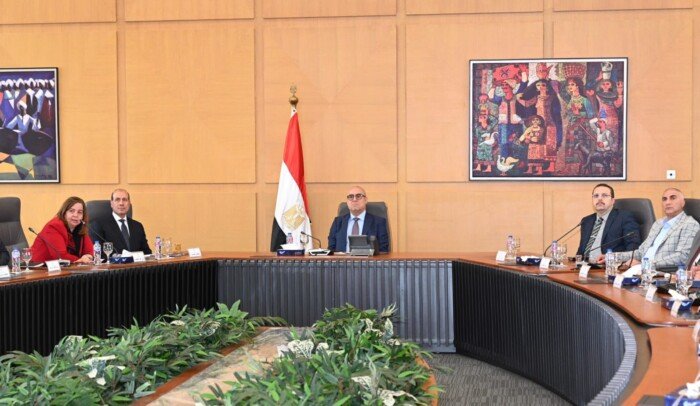 وزير الإسكان يتابع تنفيذ وحدات «سكن لكل المصريين» بالمدن الجديدة والمحافظات