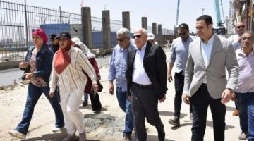 محافظ بورسعيد يتابع سير العمل في المرحلة الثانية من إنشاء الممشى السياحي