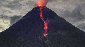 إجلاء سكان 7 قرى شرق إندونيسيا جراء ثوران بركان جبل إيبو