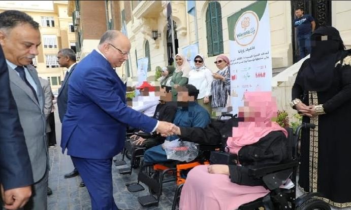محافظ القاهرة يوزع 13 كرسى كهربائي متحرك لعدد من ذوى الهمم ضمن مبادرة «أيدينا معاكم»