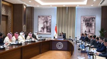 رئيس الوزراء يبحث مع مسئولين سعوديين أوجه التعاون المشترك وزيادة الاستثمارات