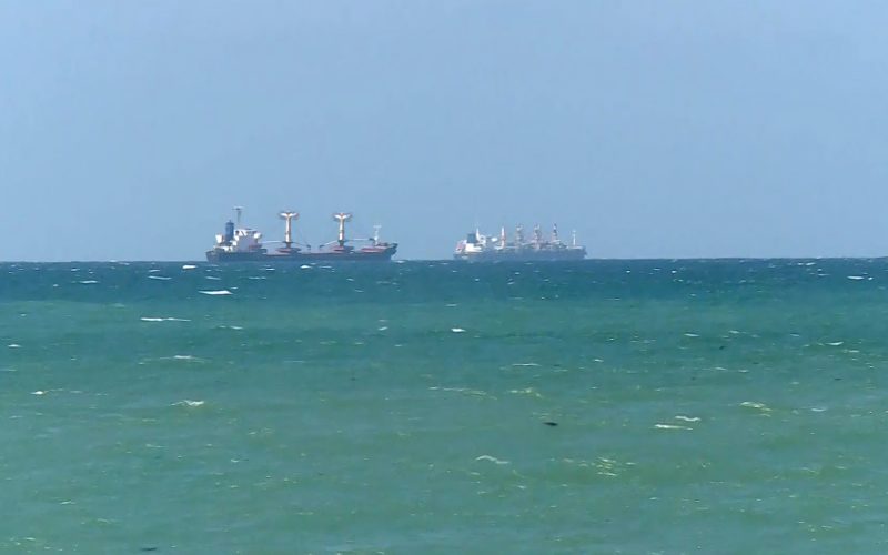 شاهد.. توقف عشرات السفن العابرة للبحر الأحمر في المياه الإقليمية لجيبوتي | التقارير الإخبارية – البوكس نيوز