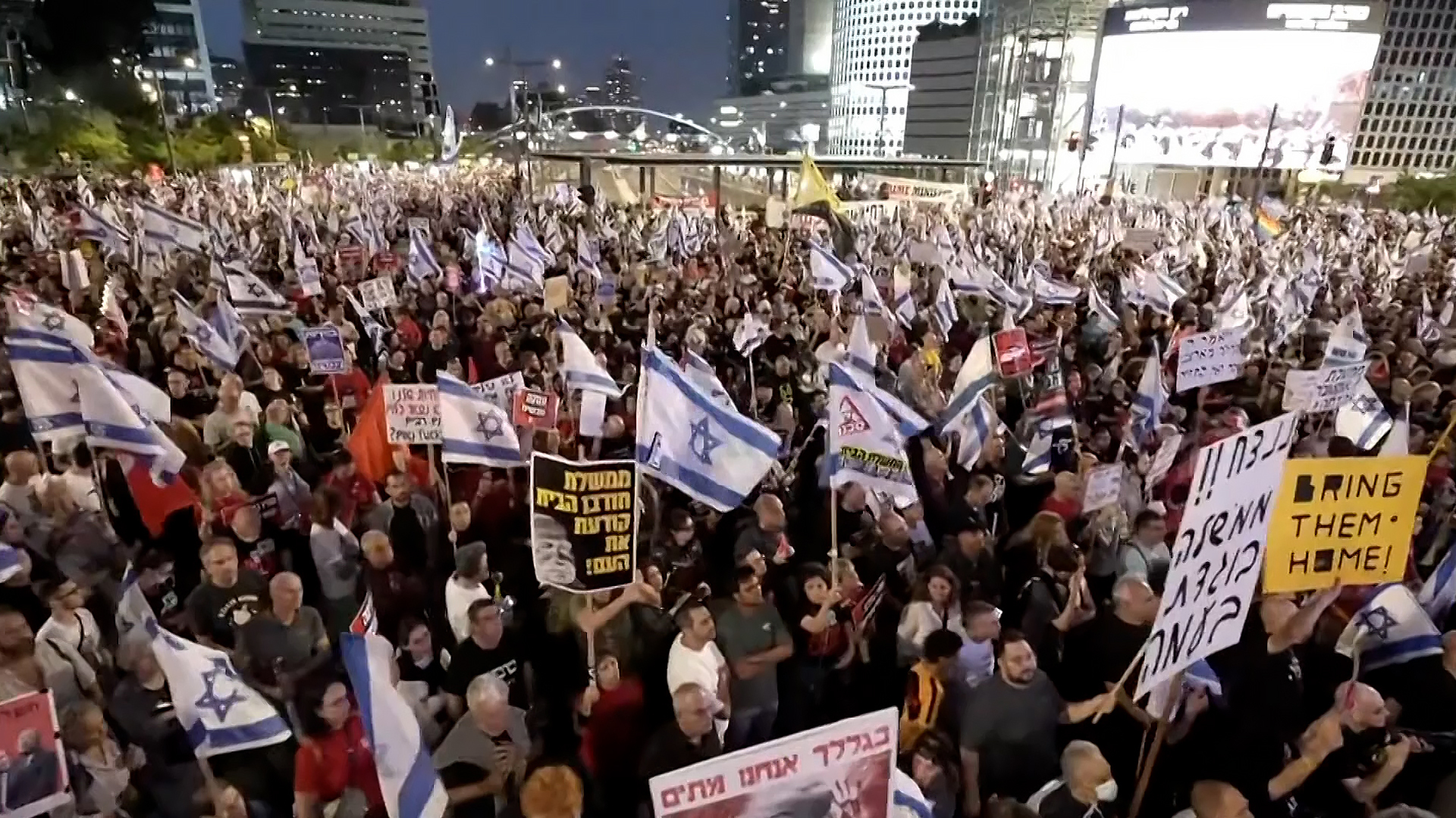 اشتباكات بين الشرطة الإسرائيلية ومحتجين في تل أبيب | التقارير الإخبارية – البوكس نيوز