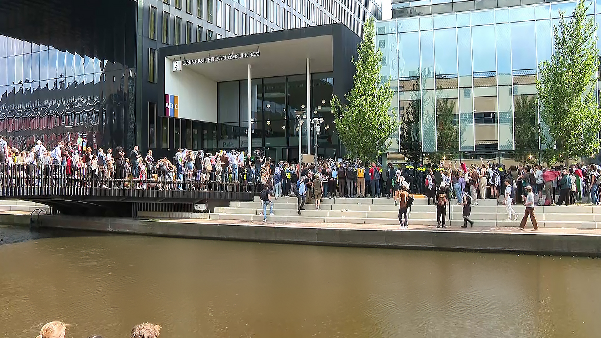 الشرطة الهولندية تفرق تجمعا لطلبة جامعة أمستردام متضامنين مع غزة | التقارير الإخبارية – البوكس نيوز
