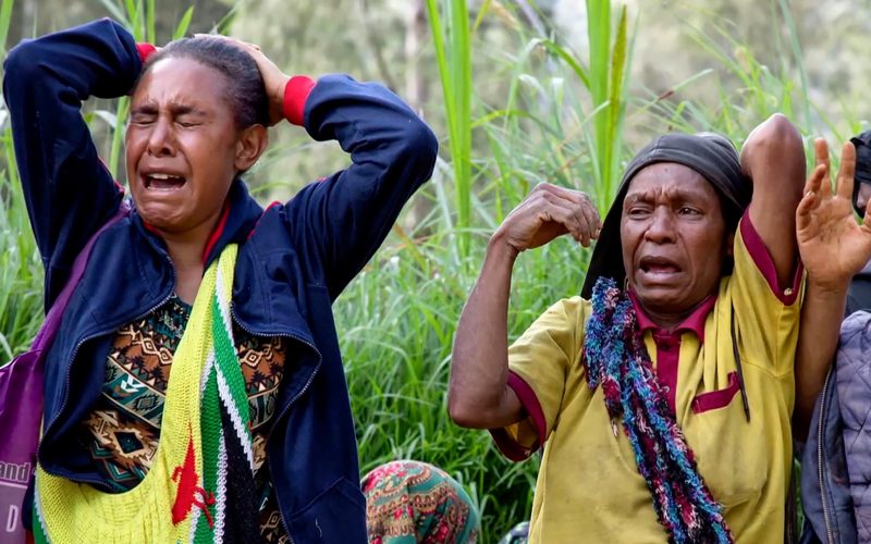 قرية في غينيا الجديدة دُفن نصف سكانها أحياء ونشطاء يتفاعلون | البرامج – البوكس نيوز