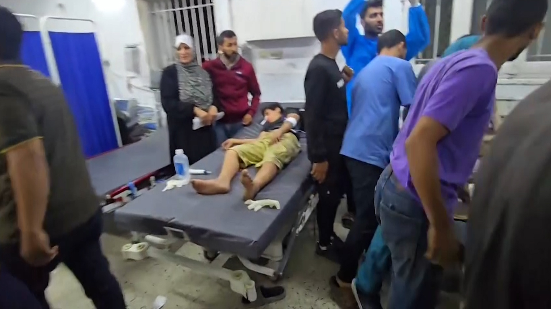 وصول جثث ومصابين إلى مستشفى المعمداني بعد قصف منزل في غزة | التقارير الإخبارية – البوكس نيوز