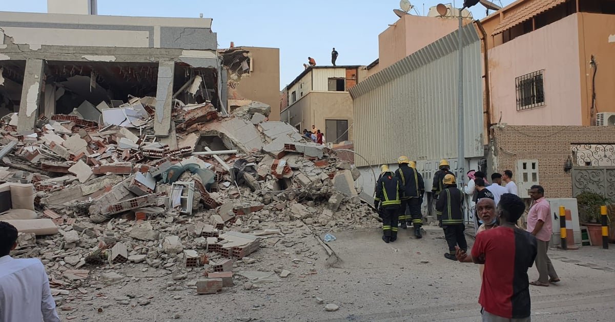 يحدث الآن.. الدفاع المدني بجدة يباشر انهيار مبنى سكني بحي الفيصلية
