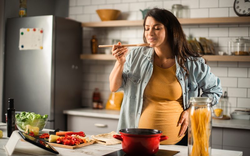 كم وجبة ينبغي أن تتناول الحامل يوميا؟ وأي الأطعمة تتجنب؟ | مرأة – البوكس نيوز