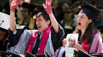 طلبة ينسحبون من حفل تخرجهم بجامعة ييل الأميركية دعما للفلسطينيين | أخبار – البوكس نيوز