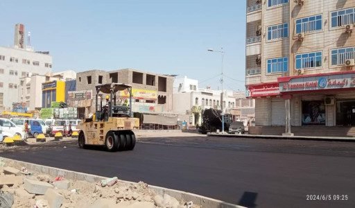 تواصل أعمال الصيانة في هذه الطرق في العاصمة عدن