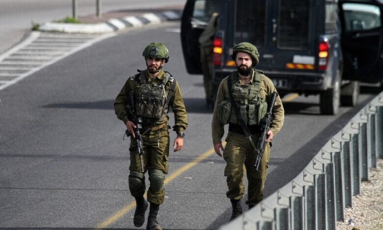 القوات الإسرائيلية تعتقل 60 فلسطينياً من الضفة الغربية