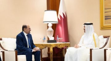 وزير الخارجية يبحث مع رئيس مجلس الوزراء وزير الخارجية القطري سبل تعزيز العلاقات الثنائية