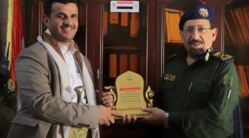 الوحدة التنفيذية للنازحين تمنح مدير عام شرطة محافظة مأرب درع السلام