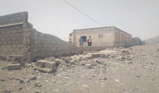 سقوط سور مدرسة وتضرر آخر بسبب الرياح القوية بلحج
