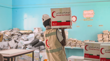 الهلال الأحمر الإماراتي يوزع 1,700 سلة غذائية في حضرموت