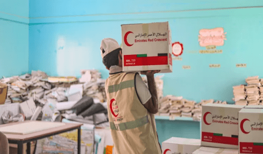 الهلال الأحمر الإماراتي يوزع 1,700 سلة غذائية في حضرموت