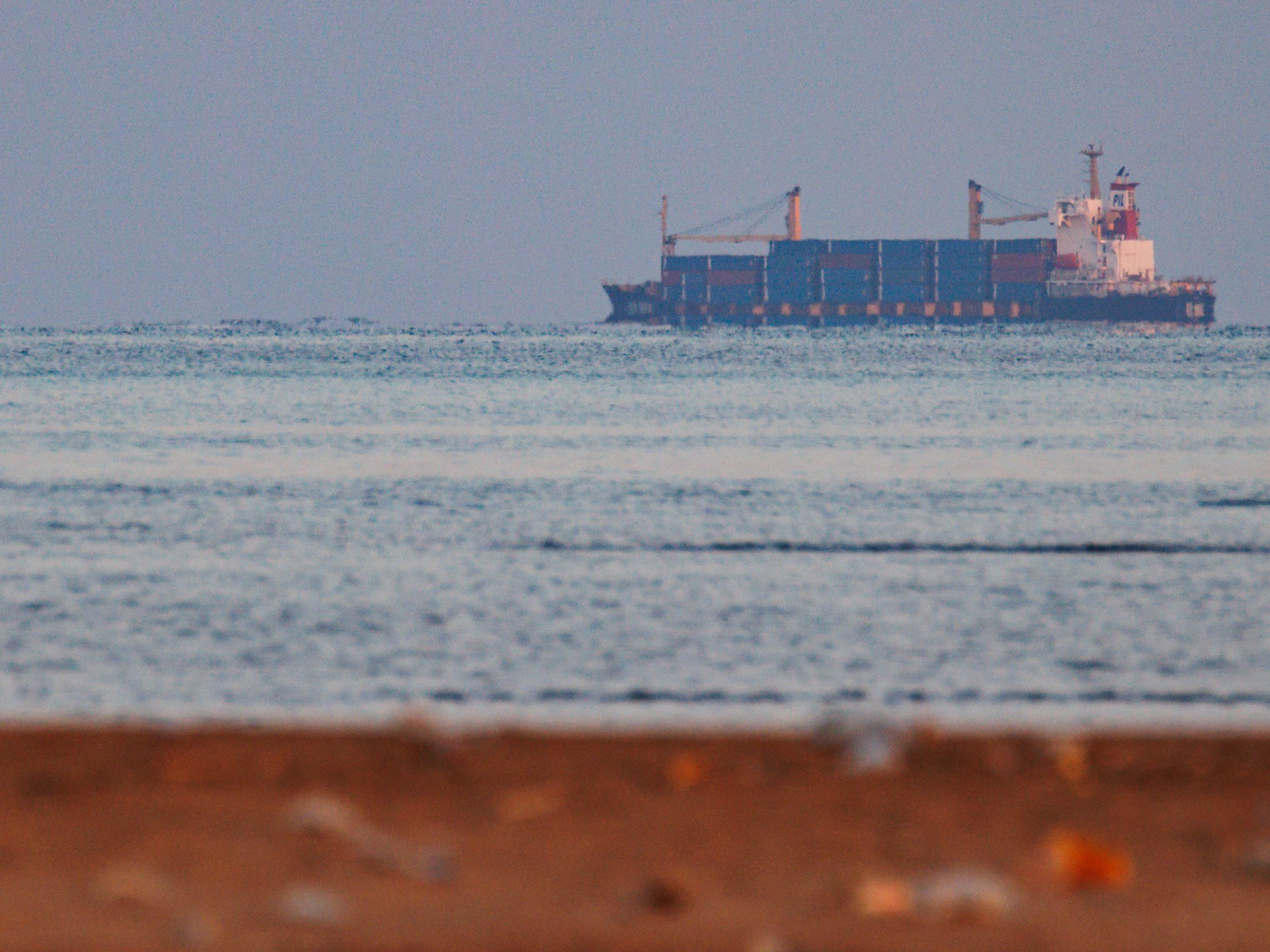 إصابة سفينة شحن بقصف صاروخي قبالة اليمن | أخبار – البوكس نيوز