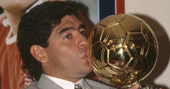 رياضة – محكمة فرنسية تقرر إيقاف مزاد الكرة الذهبية للأسطورة مارادونا لهذا السبب