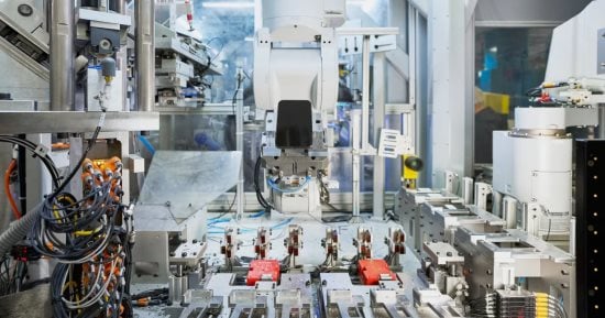 تكنولوجيا  – داخل مصنع أبل.. هذا الروبوت مسؤول عن فك مسامير الأيفون